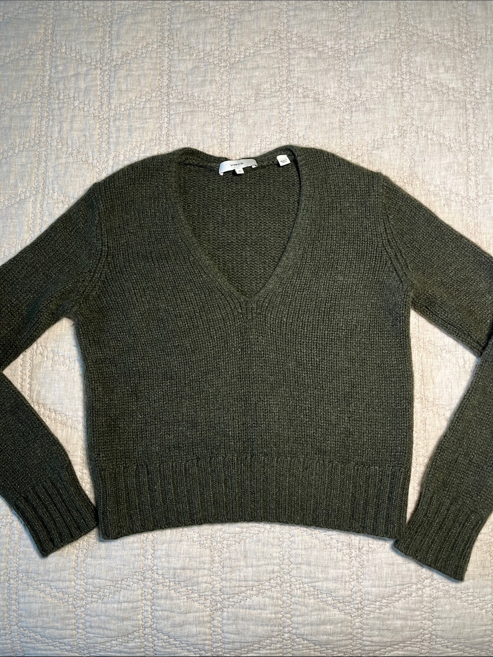 Vince Olive Green 100% Cashmere V Neck Sweater Minimalist Timeless